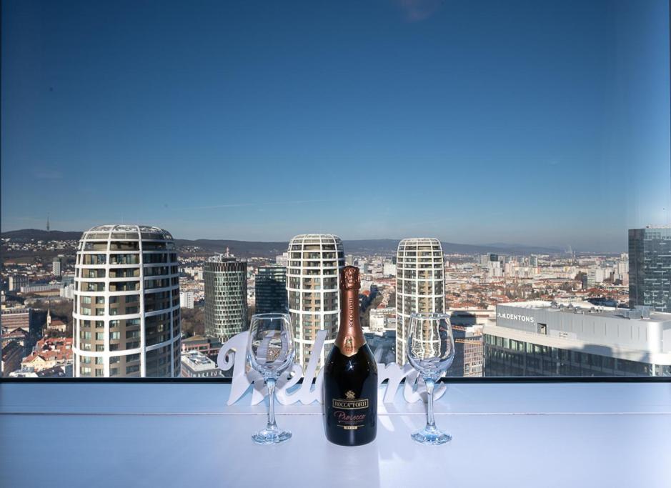 Appartamento Panoramaview/31Thfloor!/Luxury/Wifi/Parking Bratislava Esterno foto
